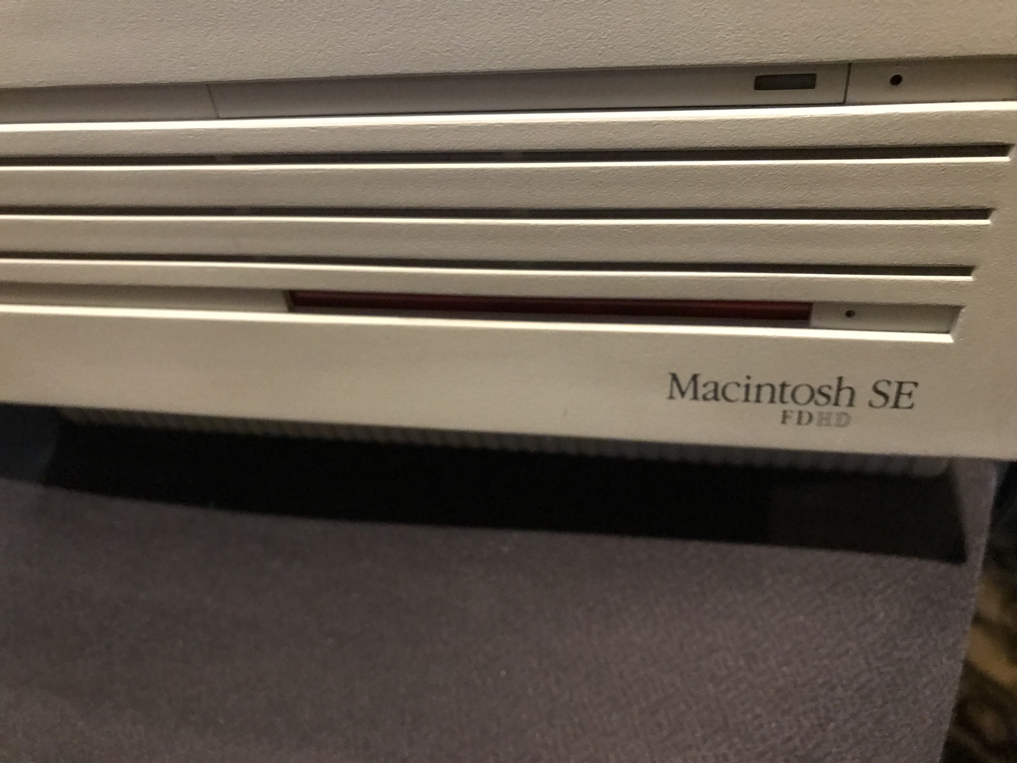 Macintosh SE Floppy, Outside